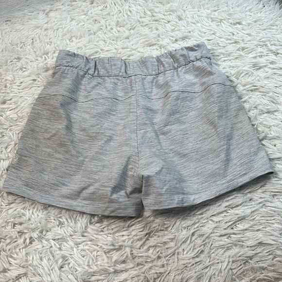 Lululemon On The Fly Short *2.5" Wee Are From Space Nimbus Battleship - Picture 5 of 7